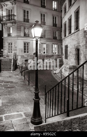 Illuminated strada laterale a Parigi, Ile-de-France, Francia Foto Stock