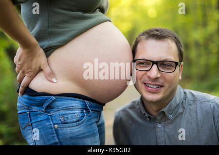 Divertente ritratto di donna incinta e suo marito con pancia finta Foto  stock - Alamy