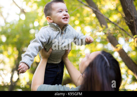 Carino il bambino con la donna nella foresta Foto Stock