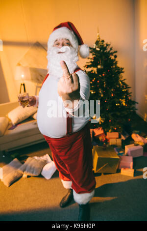 Bad santa che mostra il dito medio Foto Stock