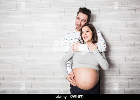 Donna incinta e suo marito in Camera bambino Foto Stock