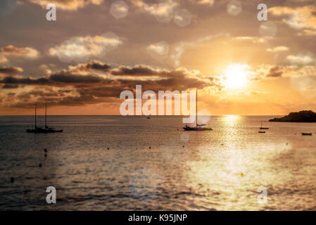 Magnifico tramonto sopra il mare mediterraneo e velieri silhouette. ibiza, Spagna Foto Stock