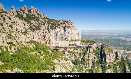 Vista aerea del monastero monstserrat fino in montagna, giorno di estate Foto Stock