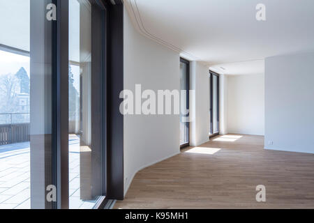 Camera con piena altezza con finestre e accesso al balcone. Alloggiamento station wagon Malters, Malters, Svizzera. Architetto: Diener & Diener, 2016. Foto Stock