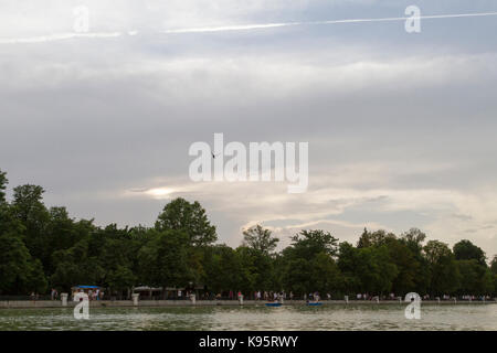 Le persone godono di una serata estiva in del parco del buen retiro il 28 giugno 2016 a Madrid, Spagna. buen retiro park è il parco più grande della città di madrid. Foto Stock