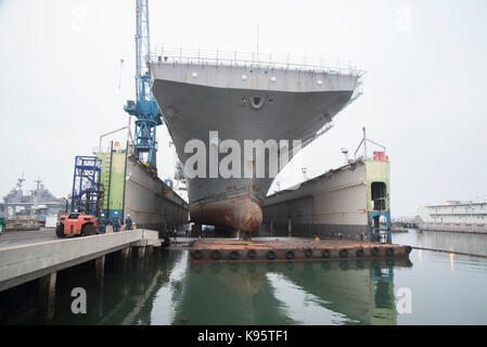 L'assalto anfibio nave USS Makin Island (LHD 8) inserito un galleggiante dock a secco Foto Stock