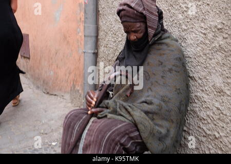 Mendicante femmina sat in strada di marrakech marocco Foto Stock