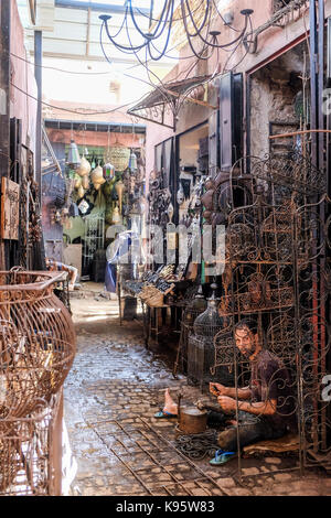 Shopping nel souk di Marrakech marocco Foto Stock