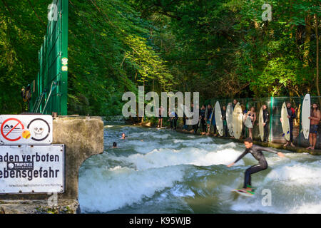 Surfer al torrente Eisbach, wave, Englischer Garten (giardino inglese), München, Munich, Oberbayern, Alta Baviera, Baviera, Baviera, Germania Foto Stock