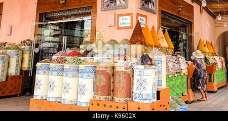 Cibo e generi alimentari in negozio sulla strada di marrakech marocco Foto Stock