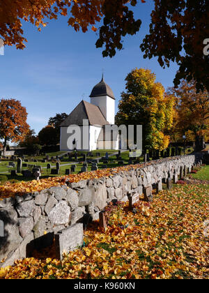 Antica chiesa storica di Husby-Ärlinghundra, appena fuori Märsta, comune di Sigtuna, a nord di Stoccolma, Svezia Foto Stock