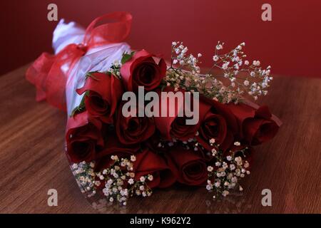 Le rose di amore sul tavolo Foto Stock