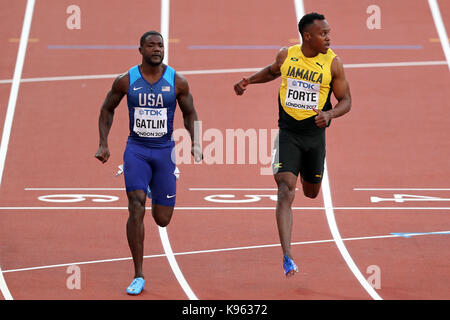 Julian FORTE (Giamaica), Justin GATLIN (Stati Uniti d'America) concorrenti negli uomini della 100m Semi-Final 1 al 2017, IAAF Campionati del Mondo, Queen Elizabeth Olympic Park, Stratford, Londra, Regno Unito. Foto Stock