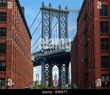 Una vista di Manhattan Bridge al di sopra della strada principale parco da Washington Street. Foto Stock