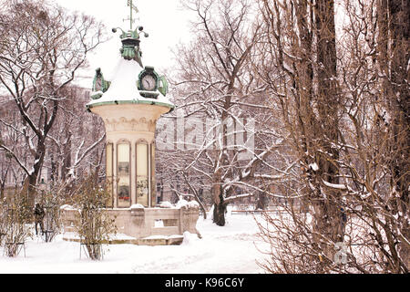 Percorso in inverno il parco della città con la torre dell orologio. shot orizzontale. Foto Stock