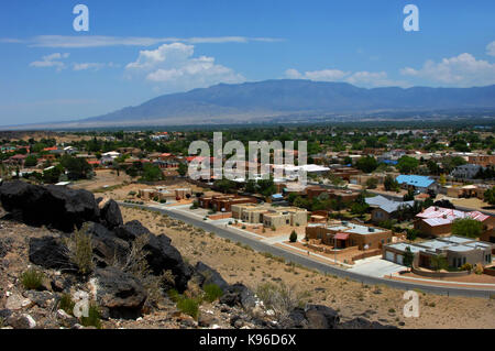 Si affacciano al Petroglyph National Monument mostra Albuquerque, Nuovo Messico. Sandia Mountains telaio sullo sfondo e in primo piano basale nero Foto Stock