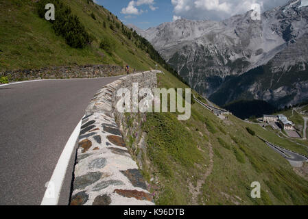 Il passo dello Stelvio, uno con 76 pin per capelli la piega è un auto e moto ventola unità da sogno e una delle Alpi ultra alta passa, dall' Italia in Svizzera Foto Stock