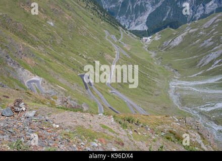 Il passo dello Stelvio, uno con 76 pin per capelli la piega è un auto e moto ventola unità da sogno e una delle Alpi ultra alta passa, dall' Italia in Svizzera Foto Stock