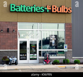 Batterie+lampadine anteriori del negozio, Manitowoc, Wisconsin Foto Stock