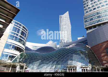 Varsavia, Polonia - 13 settembre 2017: il tetto di vetro di un moderno centro commerciale chiamato golden terrazze Zlote Tarasy e business grattacieli in background. Foto Stock