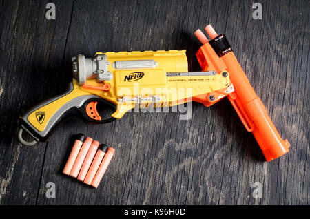 Nerf dart pistola e proiettili di schiuma Foto Stock