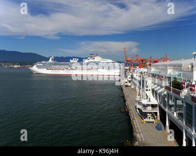 Nave da crociera "Coral Princess' si diparte Canada Place, Vancouver, voce in Alaska. Foto Stock