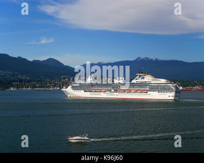 Nave da crociera "Coral Princess' si diparte vancouver, voce in Alaska. Foto Stock