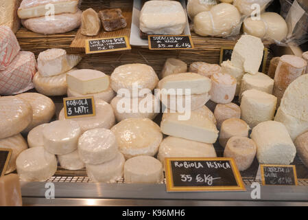 Il formaggio in esposizione al mercato centrale di Roma, Italia Foto Stock