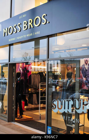 Moss bros tuta del negozio di noleggio Rushden laghi England Regno Unito Foto Stock