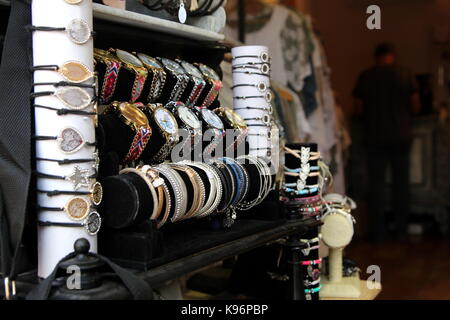 Bracciali,orologi e altri articoli di bigiotteria sul display in un piccolo gioiellerie Foto Stock