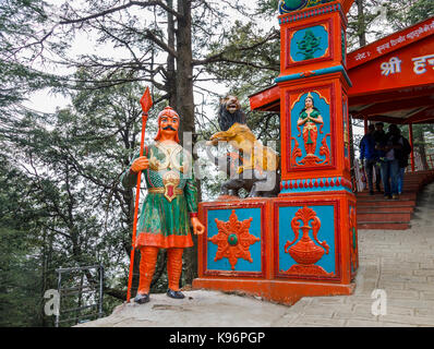 Statua del guerriero di guardia all'ingresso della indù Tempio Jakhu sulla collina Jakhu, dedicato al dio scimmia Hanuman, Simla, Himachal Pradesh, India del nord Foto Stock