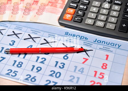 Il calcolo della calcolatrice e penna di registrazione del costo di regali per il nuovo anno. business still life Foto Stock