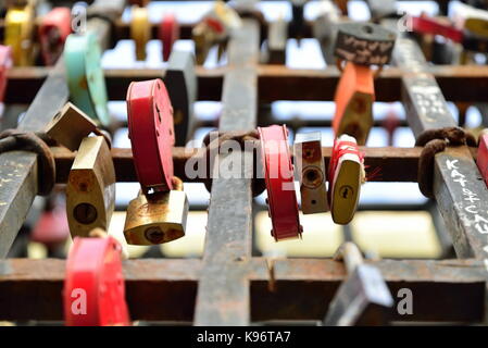 Lucchetti per amore in ferro battuto il piedistallo sul terrapieno di Foto Stock