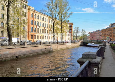 Griboyedov canal terrapieno in una giornata di sole in San Pietroburgo Foto Stock