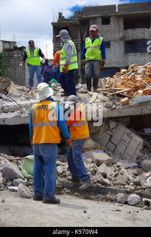 Quito, Ecuador - aprile,17, 2016: casa distrutta dal terremoto con la squadra di salvataggio e macchinari pesanti nella parte sud della citta'. Foto Stock