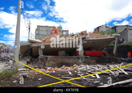 Quito, Ecuador - aprile,17, 2016: casa distrutta dal terremoto con la squadra di salvataggio e macchinari pesanti nella parte sud della citta'. Foto Stock