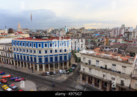 Vista del Paseo del Prado con l'Hotel Inglaterra dal di sopra, La Habana Vieja, Old Havana, Cuba Foto Stock