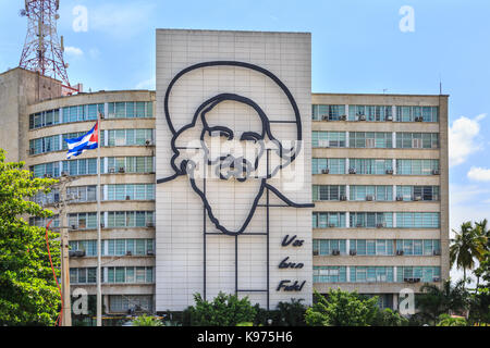 "Vas Bien Fidel' murale di Camilo Cienfuegos sul ministero cubano dell informazione e delle comunicazioni, Plaza de la Revolucion, Havana Cuba Foto Stock