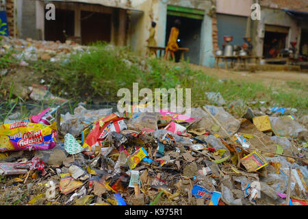 Varanasi, India - luglio 23,2016 : grande garbage heap e persone non identificate sulla strada a luglio 23,2016, Varanasi, India India è una molto sporco countr Foto Stock