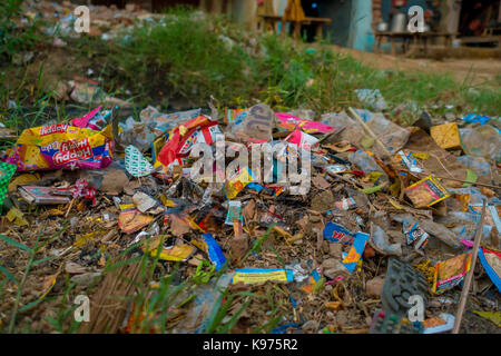 Varanasi, India - luglio 23,2016 : grande garbage heap e persone non identificate sulla strada a luglio 23,2016, Varanasi, India India è una molto sporco countr Foto Stock