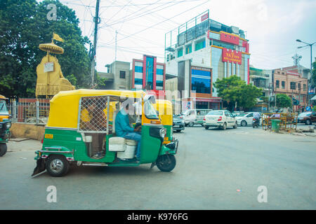 Agra, India - 19 settembre 2017: l'uomo non identificato cavalca un motociclo, nelle strade in India centrale in Agra, India. Foto Stock