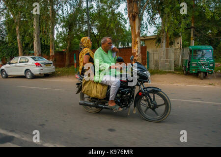 Agra, India - 19 settembre 2017: unidentified giovane corse una motocicletta per le strade in India centrale in Agra, India. Foto Stock