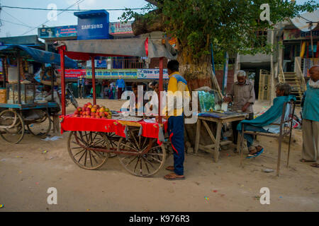 Agra, India - 19 settembre 2017: l'uomo non identificato la vendita di cibo nelle strade centrali della città di Agra, India. Foto Stock