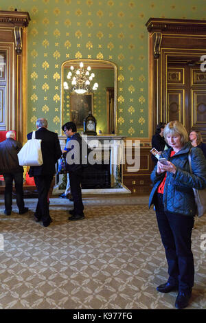 Gli ospiti nella sala da pranzo della Suite di Locarno nel Foreign and Commonwealth Office, Westminster, Londra Inghilterra REGNO UNITO Foto Stock