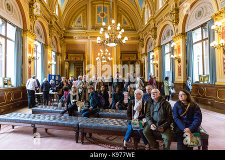 I visitatori nella sala ricevimento del Locarno Suite del Foreign and Commonwealth Office, Westminster, Londra Inghilterra REGNO UNITO Foto Stock