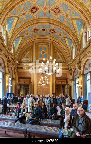 I visitatori nella sala ricevimento del Locarno Suite del Foreign and Commonwealth Office, Westminster, Londra Inghilterra REGNO UNITO Foto Stock