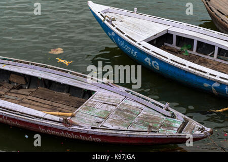 Varanasi, India - 13 marzo 2016: Chiudi immagine di due barche ormeggiate durante il giorno al fiume Gange nella città di Varanasi in India Foto Stock