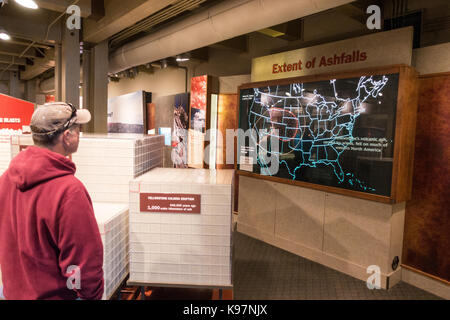 I visitatori del villaggio di Canyon Visitor Center, presso il Parco Nazionale di Yellowstone, lettura / guardando il display / Mappa / schede informazioni Foto Stock