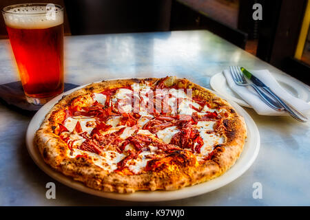 Una pizza pronta per mangiare in USA, non italiano, ma avrete a che fare. Foto Stock