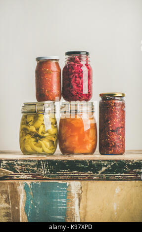 Autunno conservate in salamoia o fermentati verdure colorate in vasi Foto Stock